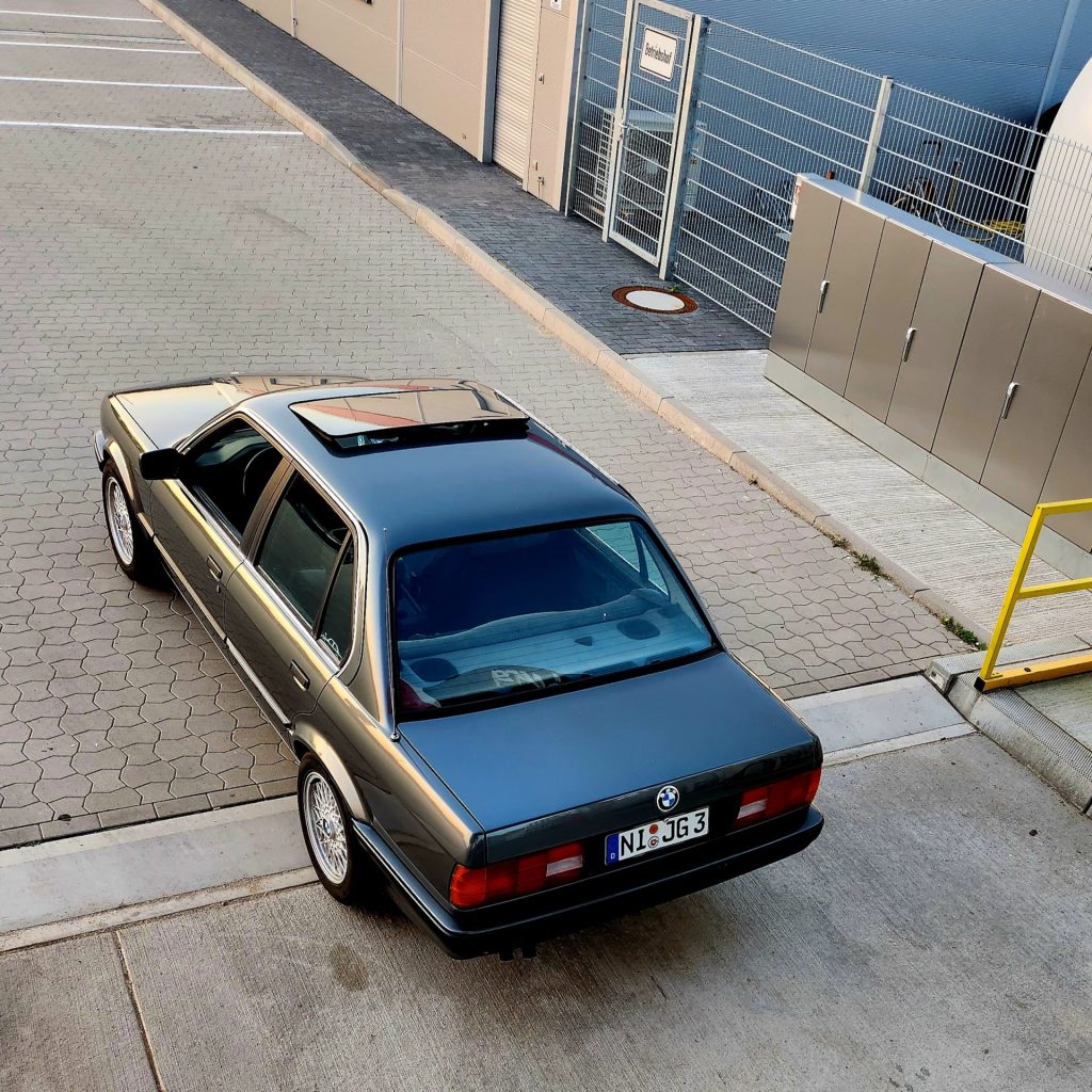 BMW e30 320i