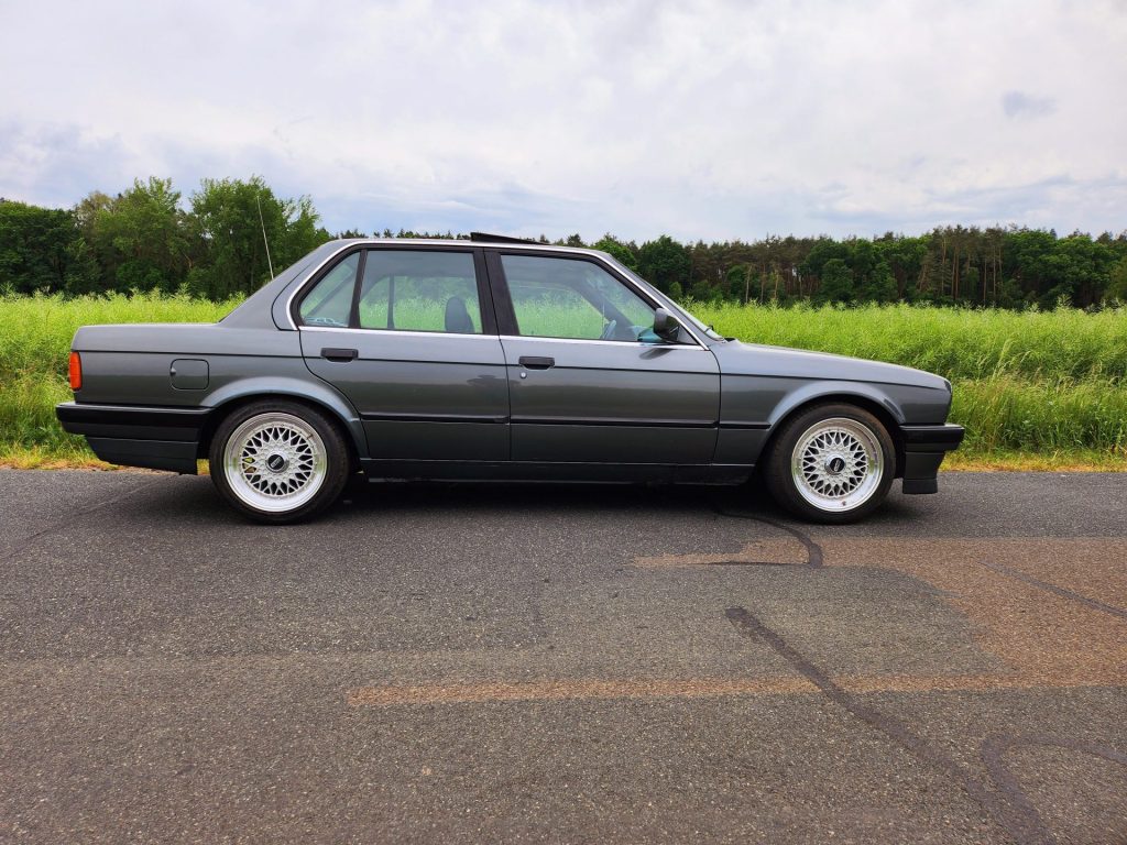 BMW e30 320i