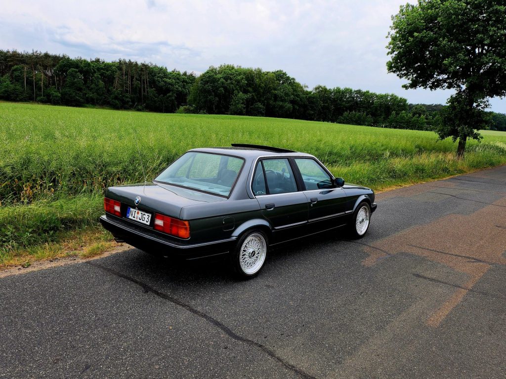BMW e30 320i