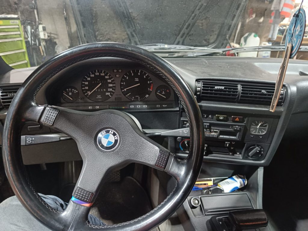 BMW e30 320i