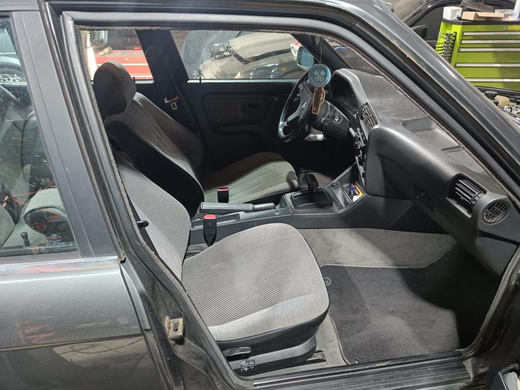 BMW e30 320i