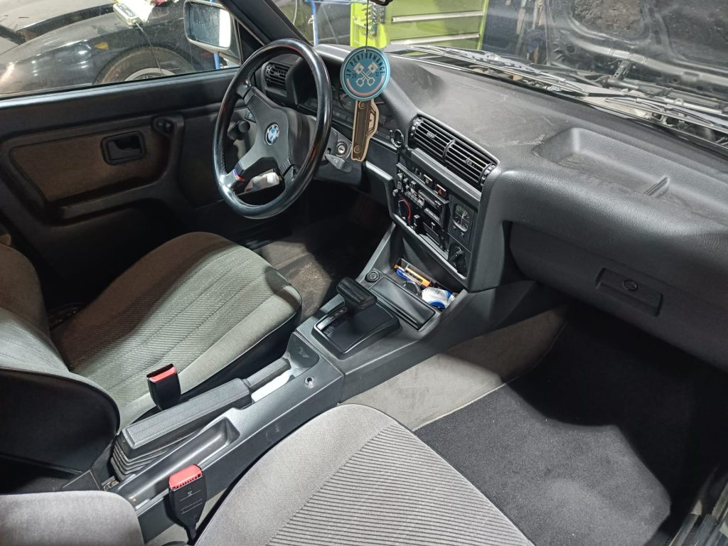 BMW e30 320i