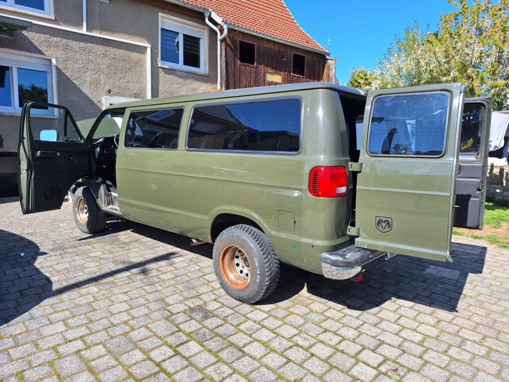 Dodge Ram van b250