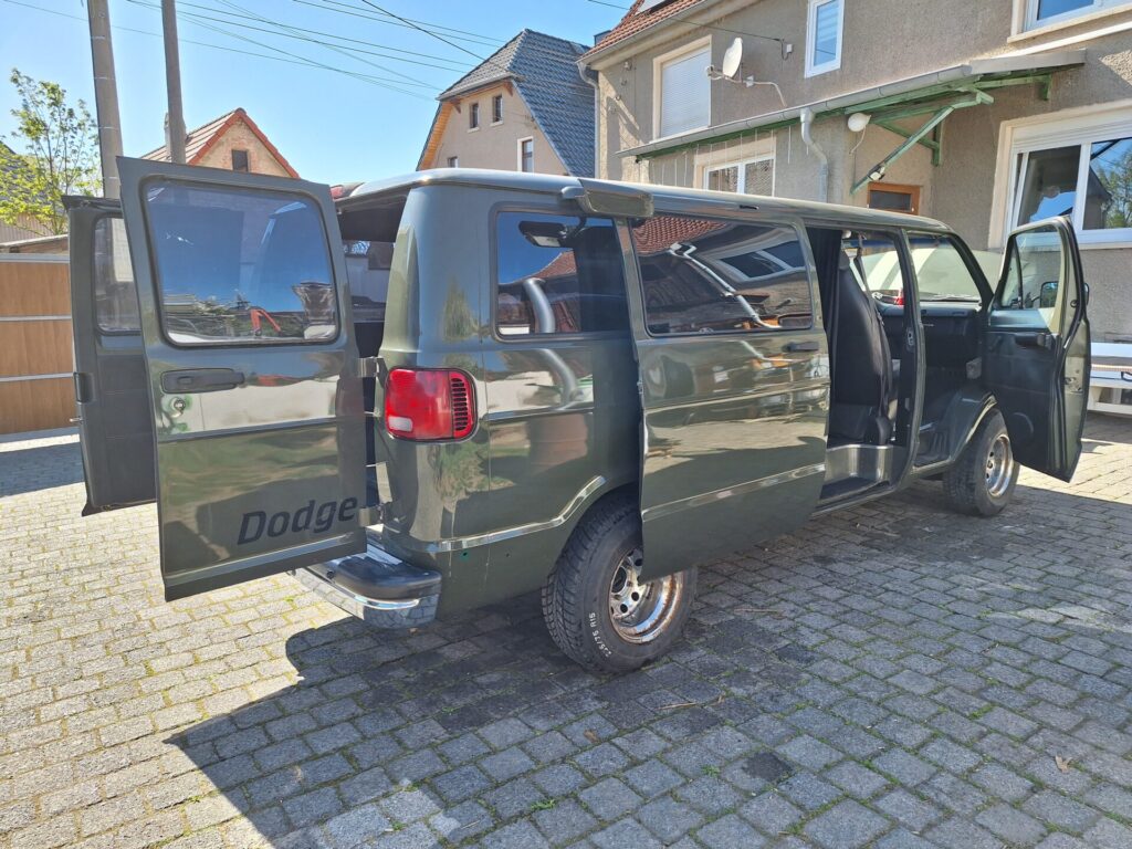 Dodge Ram van b250