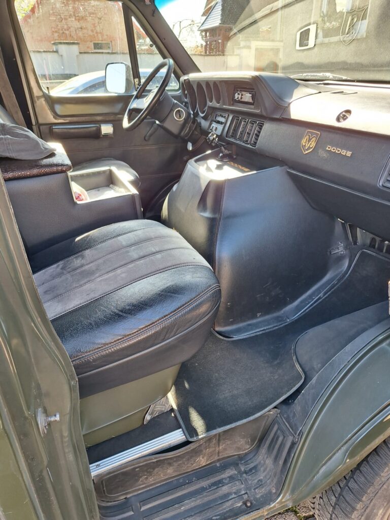 Dodge Ram van b250