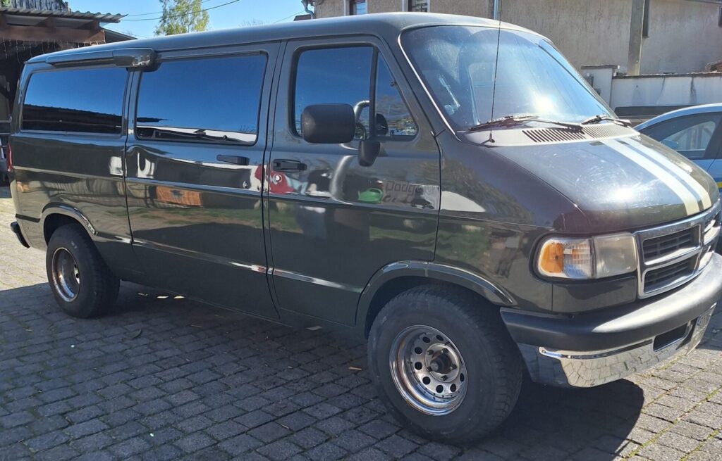 Dodge Ram van b250